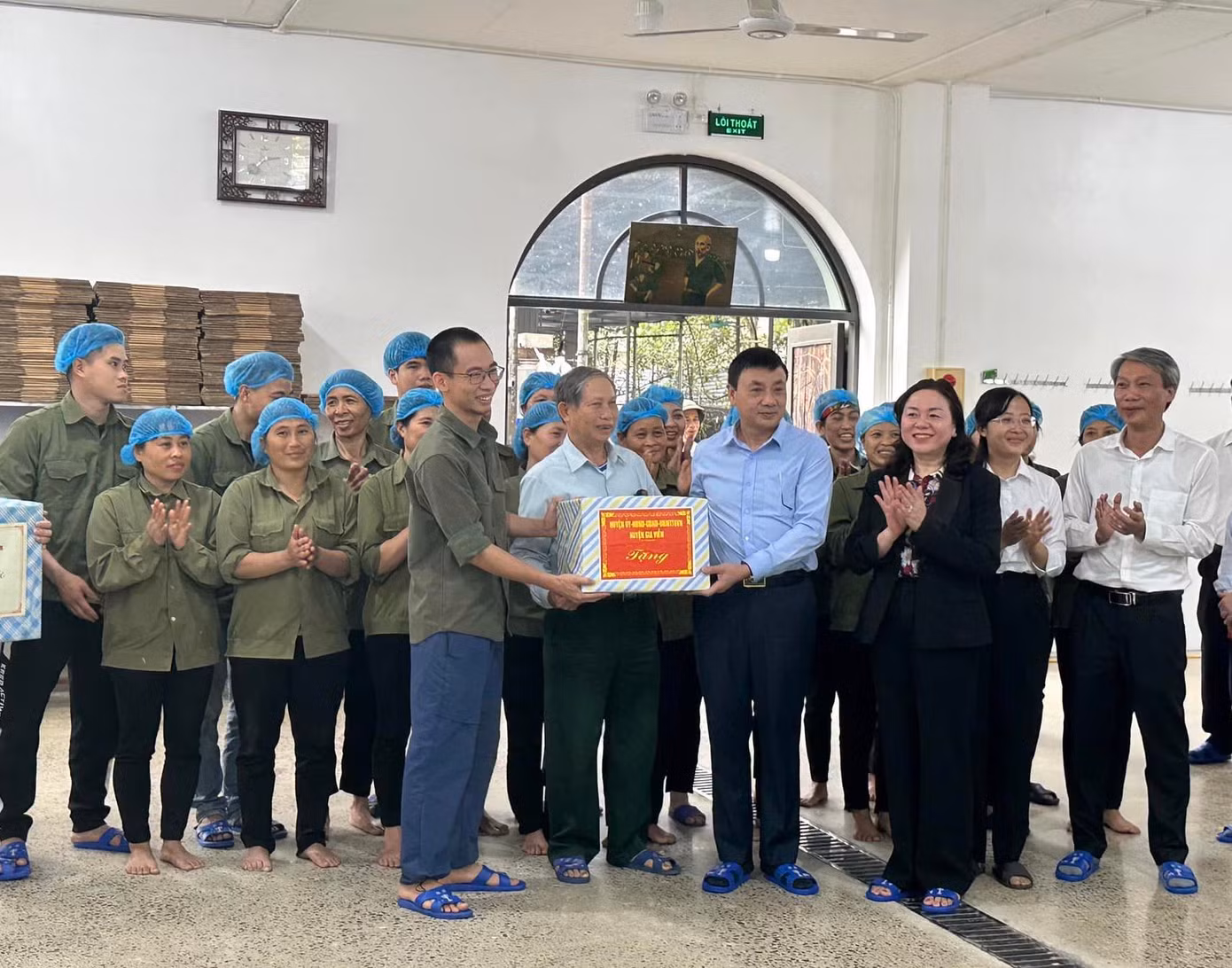 Lãnh đạo UBND tỉnh Ninh Bình đến thăm, tặng quà công nhân HTX Sinh Dược.