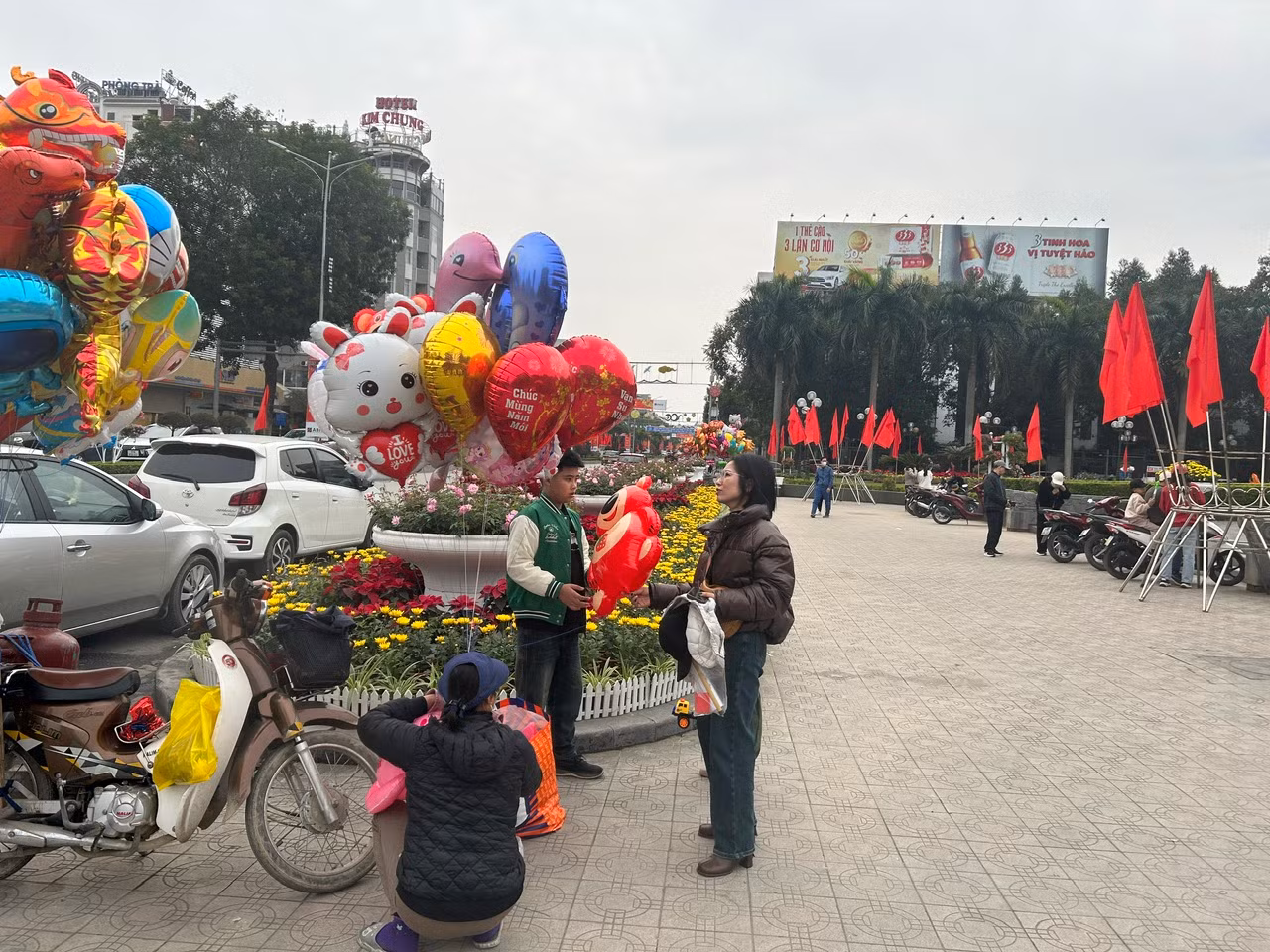 Nhiều gia đình lựa chọn đến khu tượng đài Lê Lợi để vãn cảnh, cho trẻ nhỏ vui chơi trong ngày mùng 1 Tết.