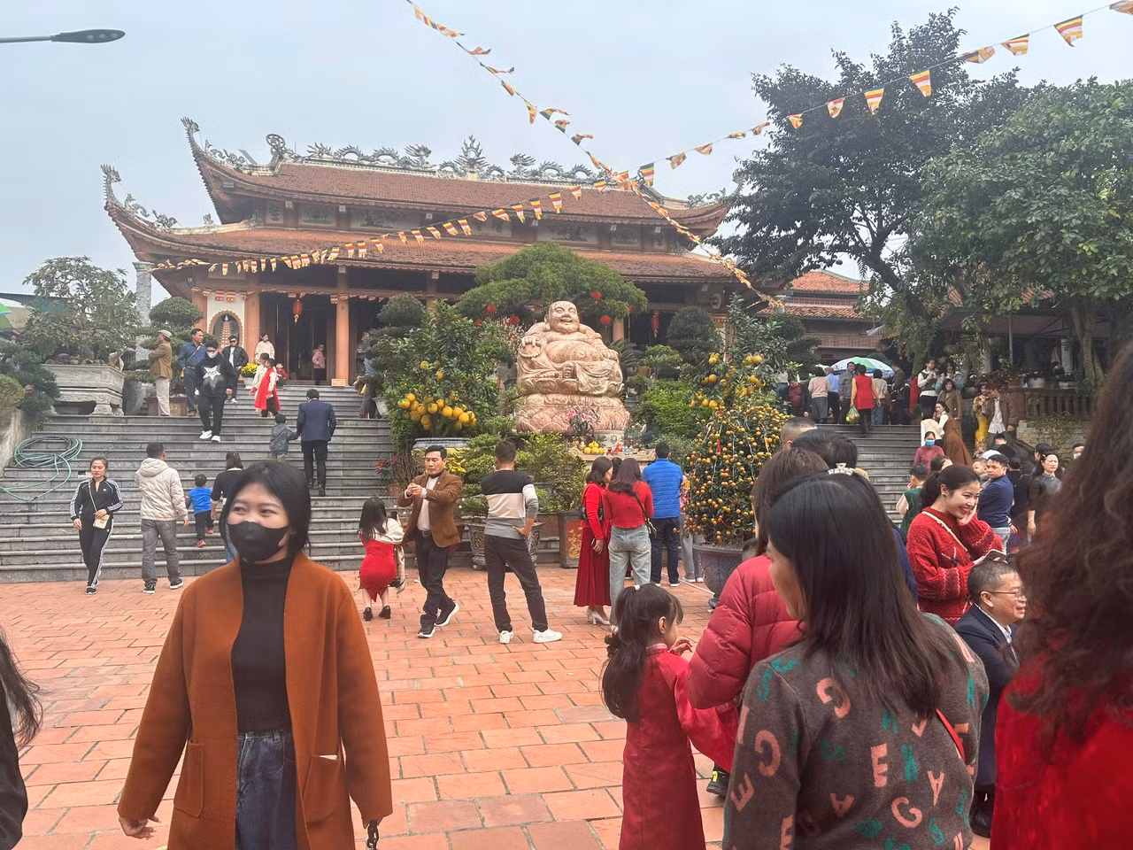 Đông đảo người dân đến chùa Tăng Phúc thắp hương, cầu sức khoẻ, bình an cho năm mới 2024. Ảnh chụp trưa ngày 10/2/2024.