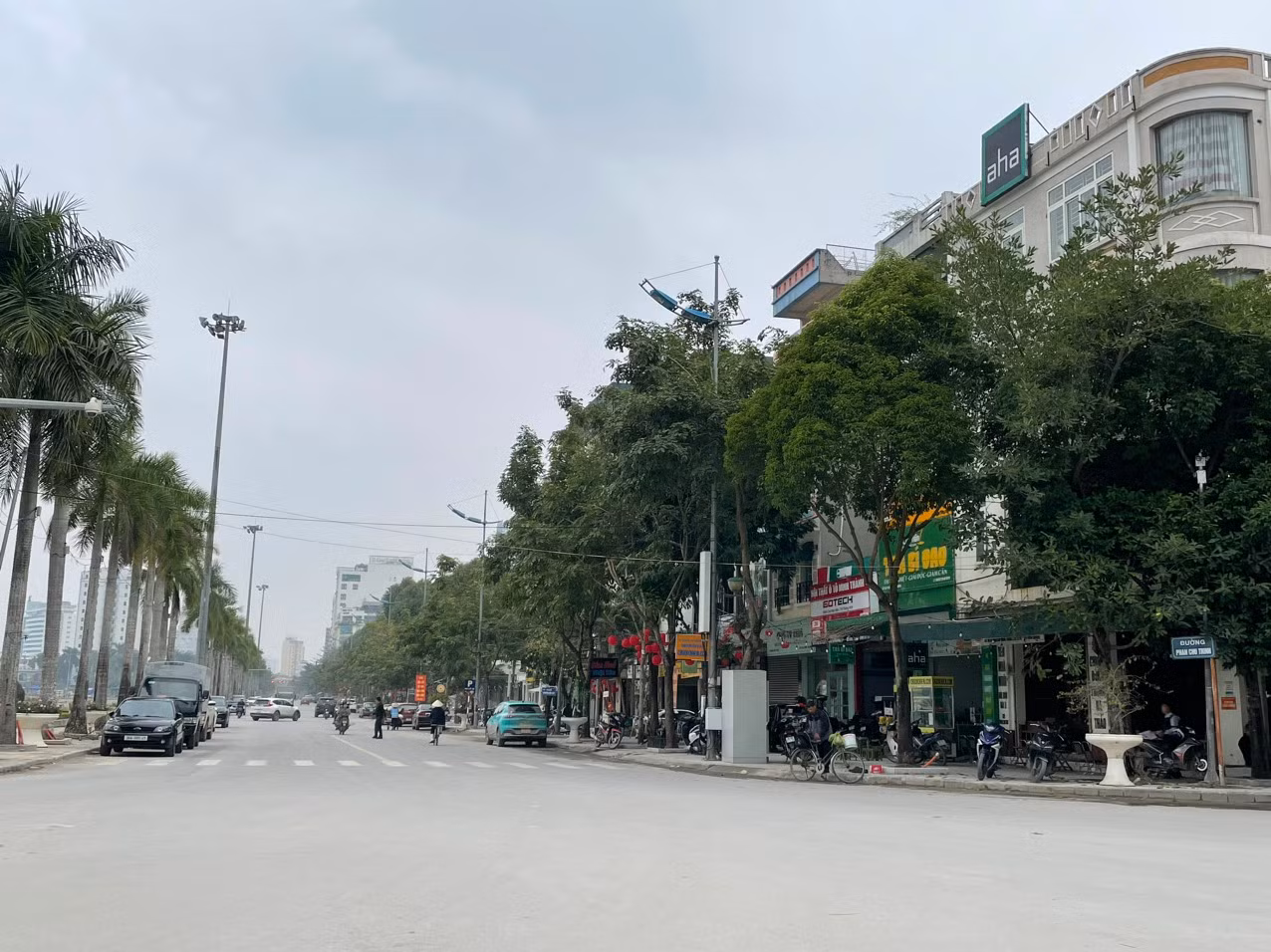 Điểm đầu đường Phan Chu Trinh giao cắt đường Dương Đình Nghệ (phía trước cổng Ga Thanh Hóa).