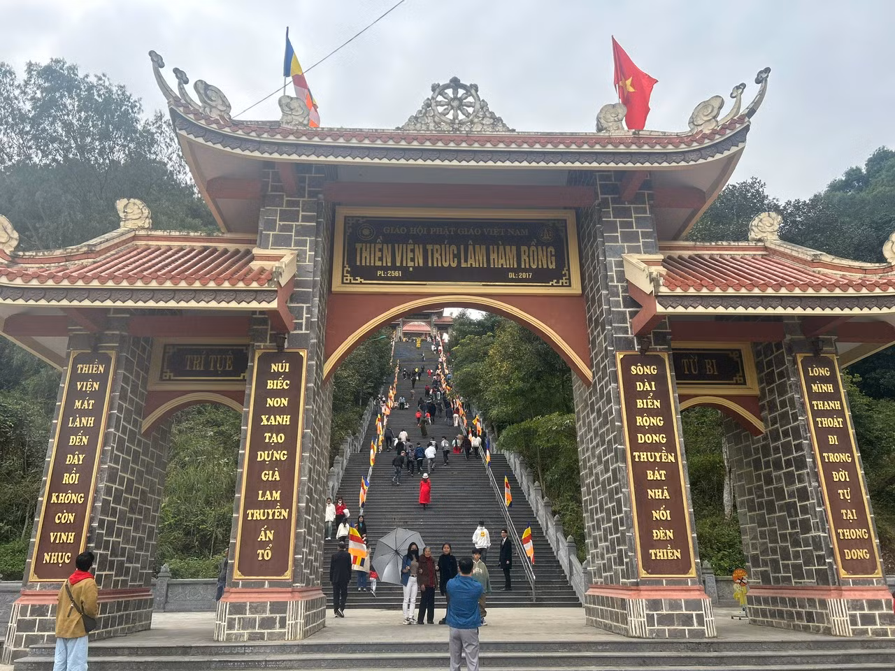 Thiền viện Trúc Lâm, tại phường Hàm Rồng (TP Thanh Hoá) cũng được mọi người lựa chọn là điểm đến cầu bình an trong ngày mùng 1 Tết.