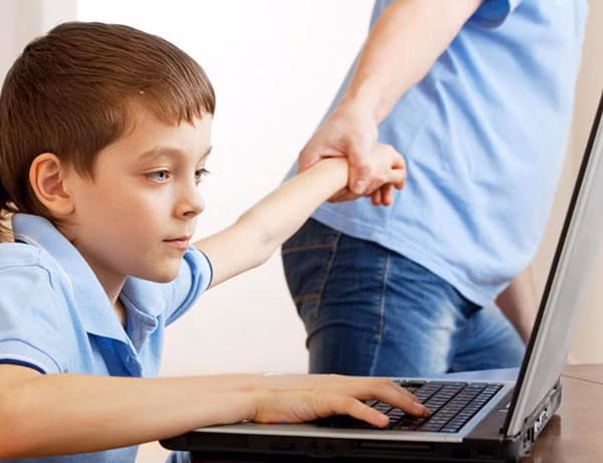 Bố mẹ chính là những chuyên gia y tế đầu tiên và quan trọng nhất trong cuộc chiến giúp con cai nghiện game.
