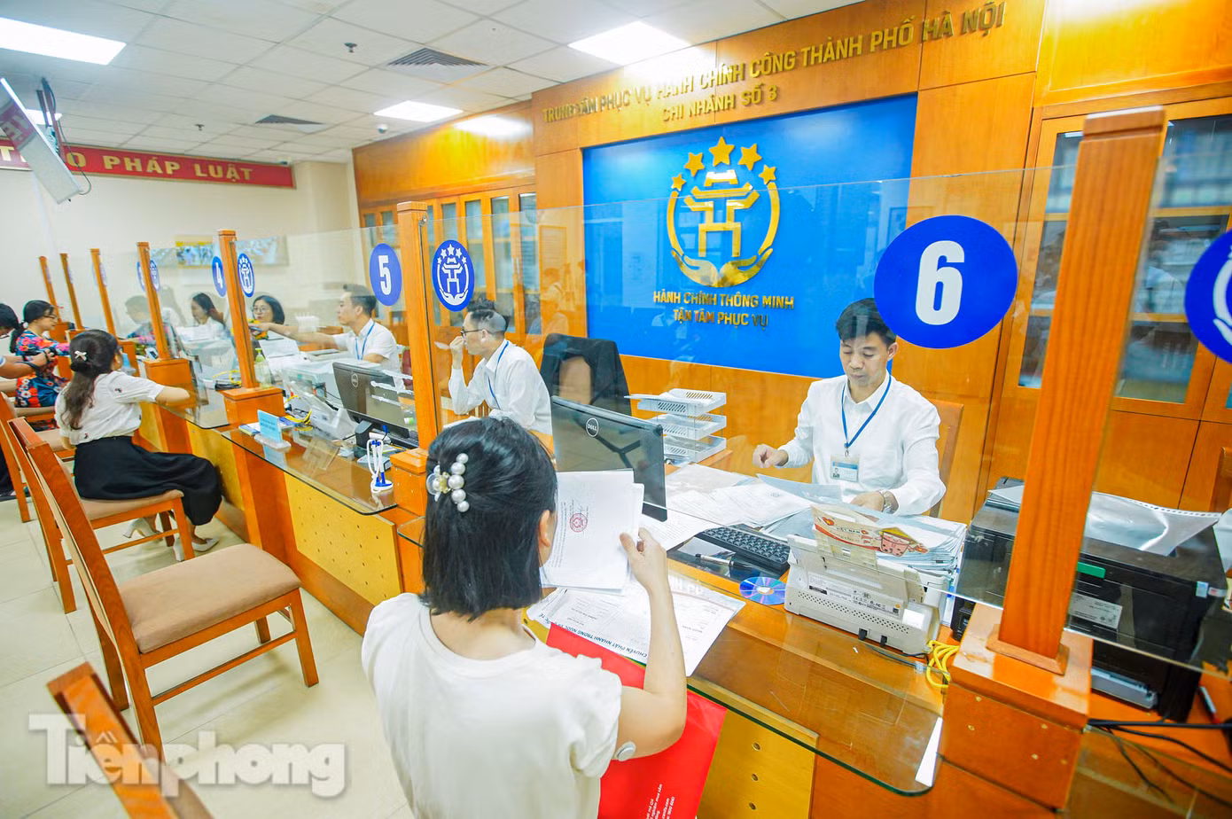 Cán bộ phường cho biết, quá trình tiếp nhận và xử lý, cán bộ chuyên môn của phường do đã có tập huấn từ trước nên thao tác và xử lý nhanh, thuận lợi. Nhiều thủ tục, giấy tờ được xử lý ngay tại phường mà không phải qua quận như trước đây.