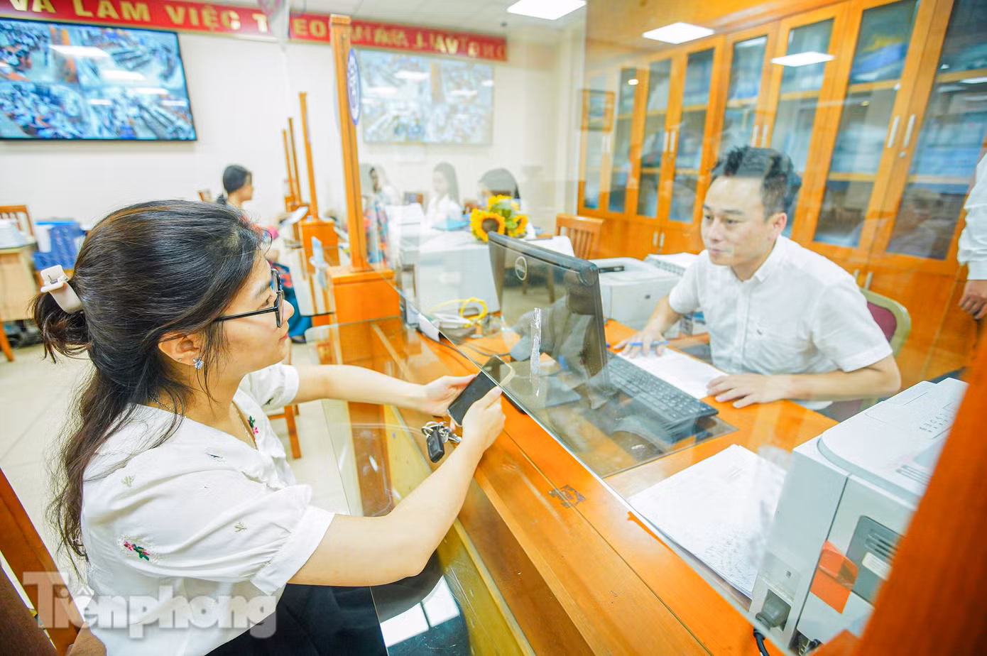 Cán bộ phường cho biết, quá trình tiếp nhận và xử lý, cán bộ chuyên môn của phường do đã có tập huấn từ trước nên thao tác và xử lý nhanh, thuận lợi. Nhiều thủ tục, giấy tờ được xử lý ngay tại phường mà không phải qua quận như trước đây.