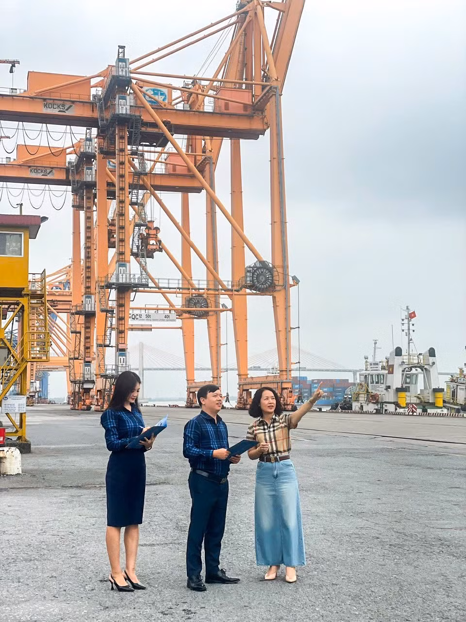 Đại diện Bảo hiểm PVI làm việc với khách hàng