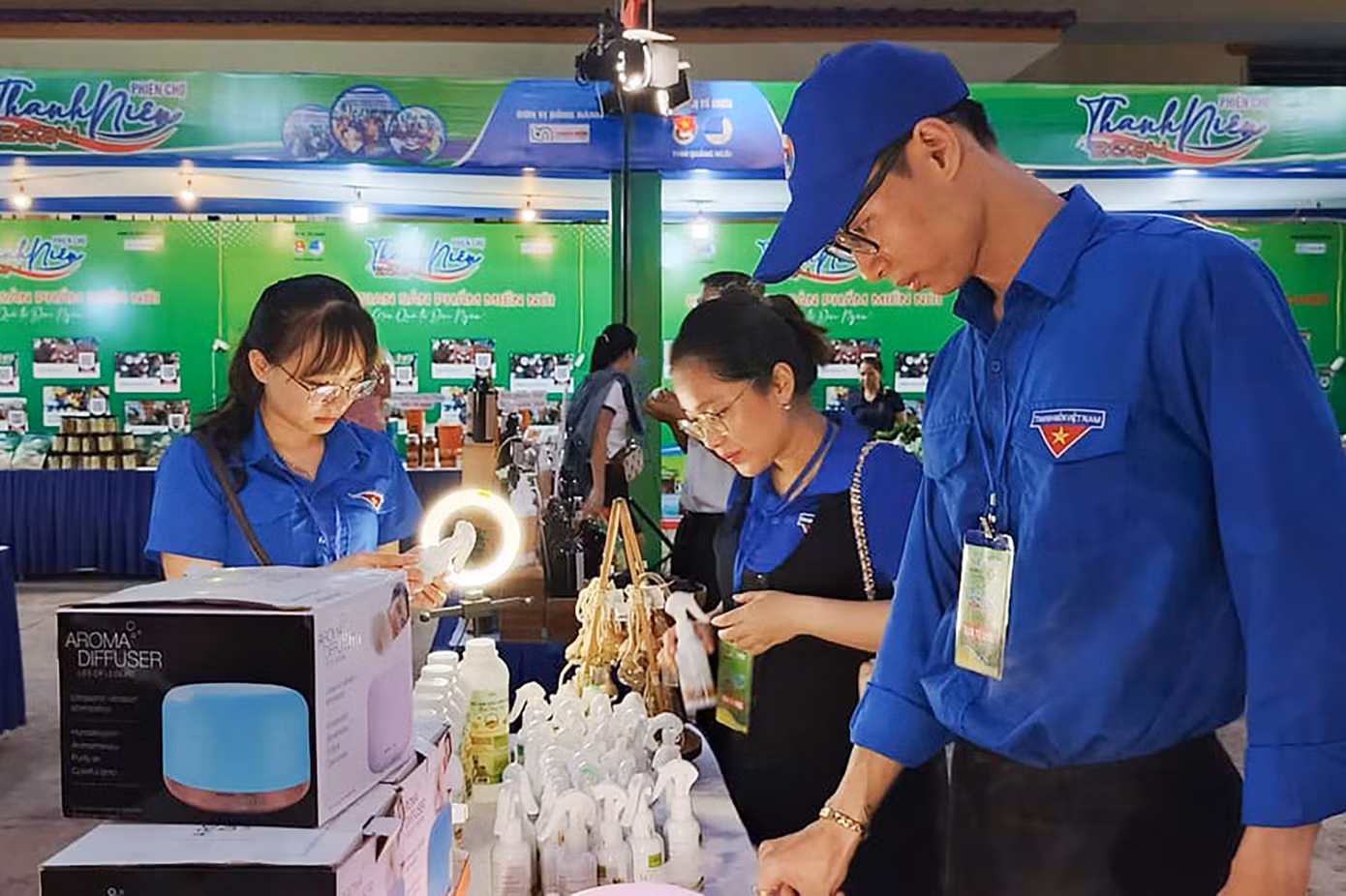 Phiên chợ thanh niên được tổ chức thường xuyên