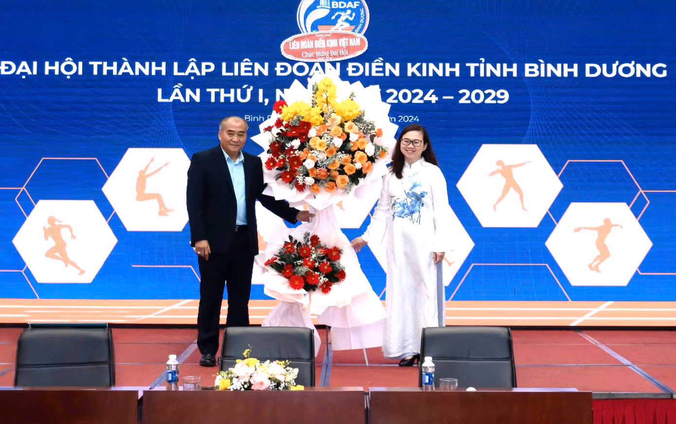 Ông Nguyễn Trung Hinh - Phó Chủ tịch LĐĐK Việt Nam tặng hoa chúc mừng Đại hội