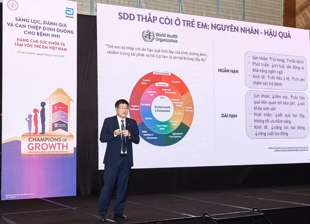 TS.BS. Phan Hữu Phúc, Tổng thư ký Hội Nhi khoa Việt Nam, Phó Giám đốc BV Nhi Trung Ương trình bày tại hội thảo. Ảnh: Quỳnh Anh