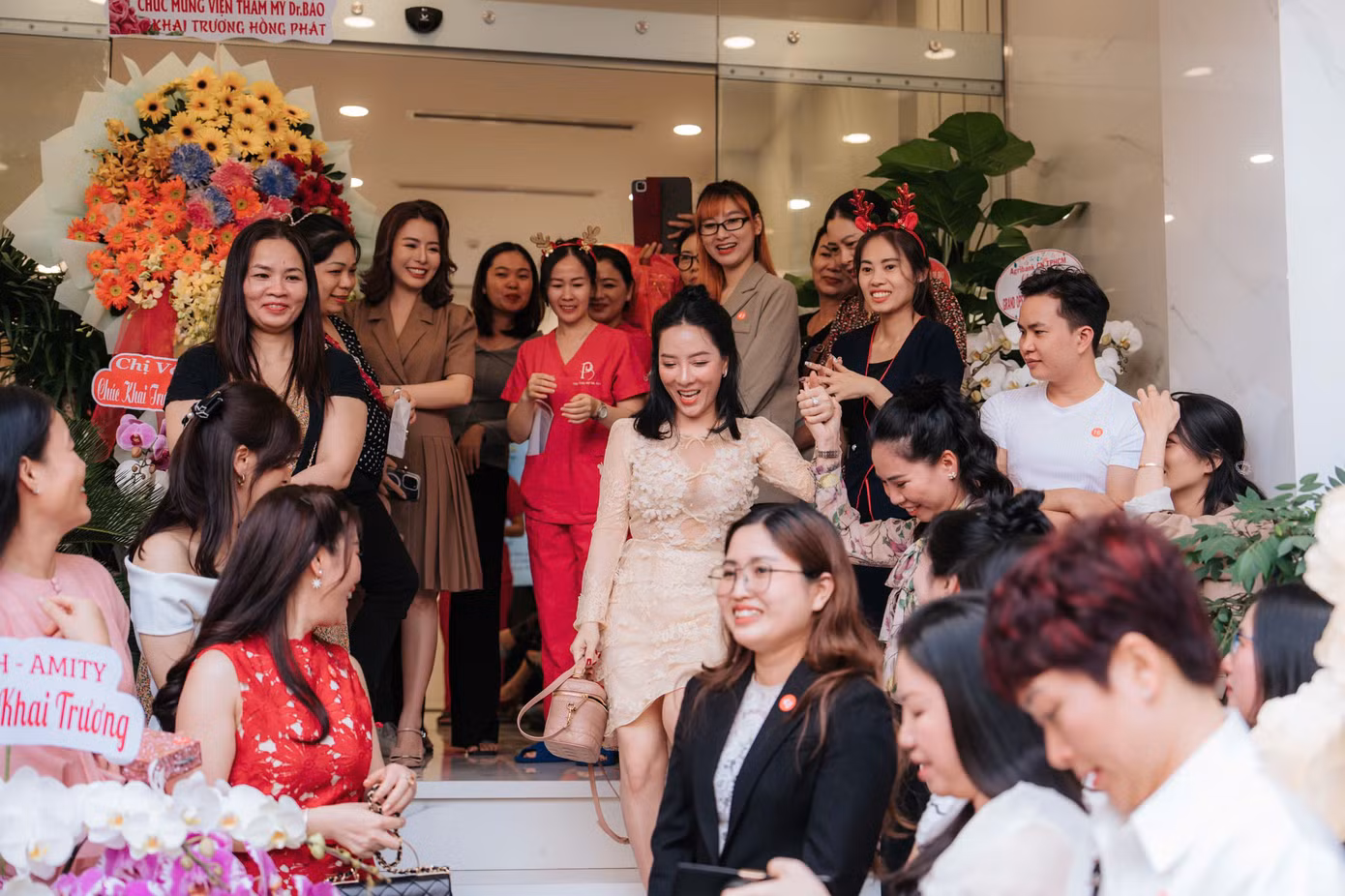Khách hàng đến tham dự lễ khai trương