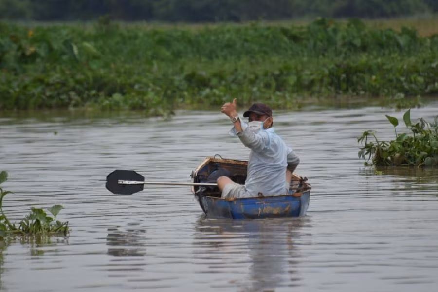 Người dân sống ven sông Sài Gòn mưu sinh trên dòng sông