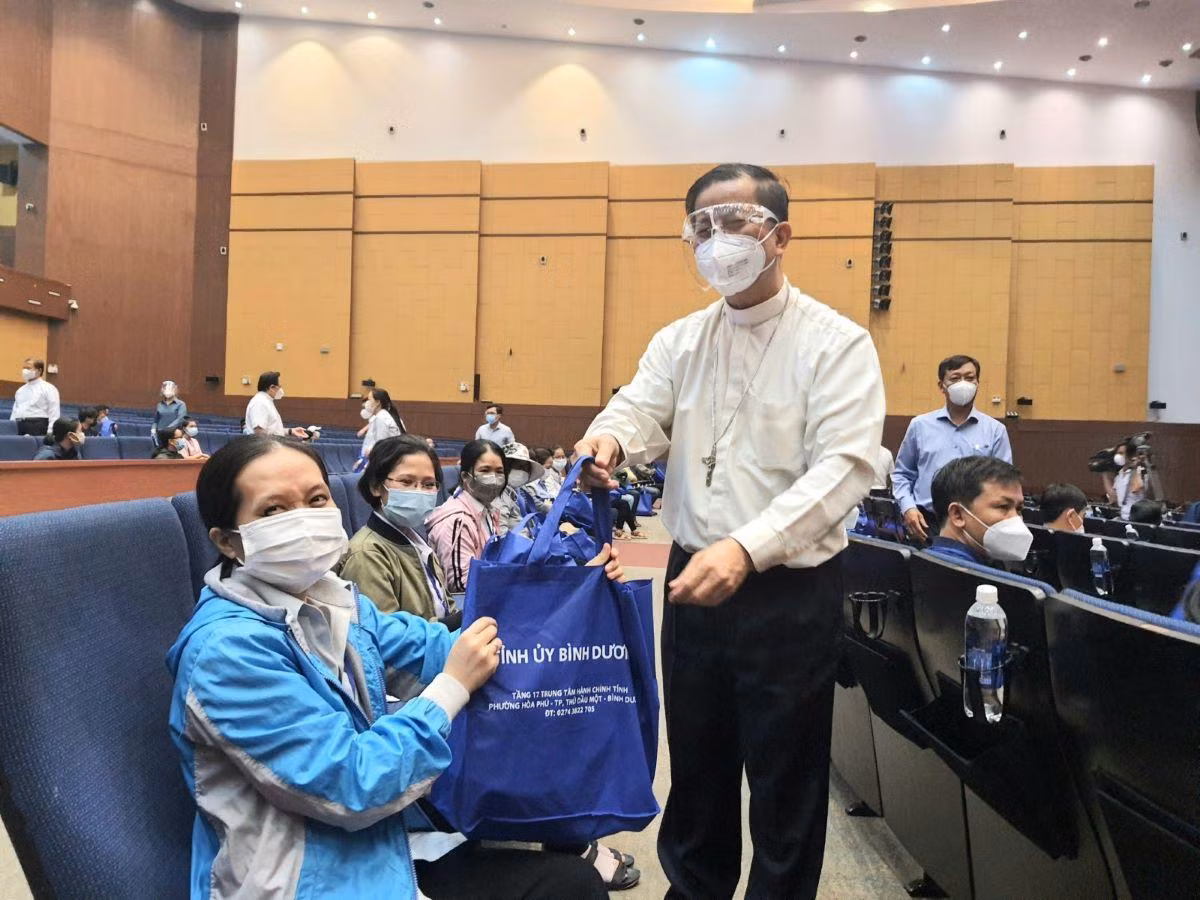 Linh mục, tu sĩ lên đường hỗ trợ phòng, chống dịch (Ảnh: Hồng Thuận)