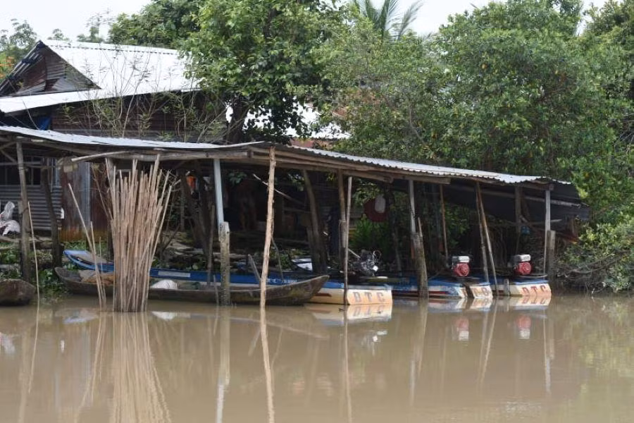 Họ sống trong những căn nhà nhỏ thó bên sông Sài Gòn nhưng cũng có người dùng thuyền làm nhà