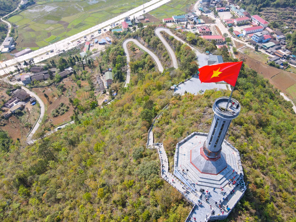 Hà Giang vừa phê duyệt đề án thu phí khách tham quan đến cao nguyên đá Đồng Văn. Ảnh: Trường Hùng.