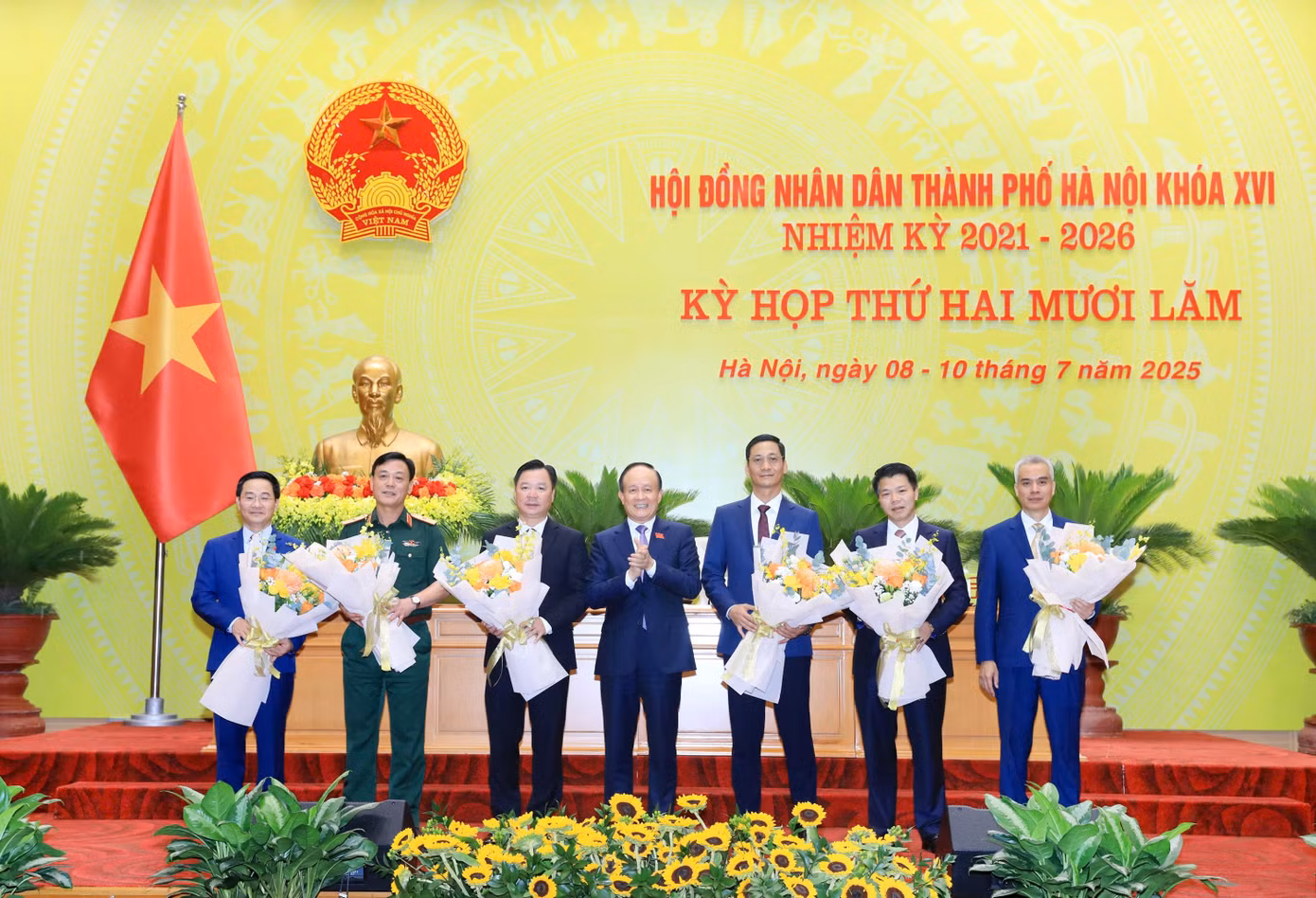 Chủ tịch HĐND thành phố Hà Nội Nguyễn Ngọc Tuấn (thứ 4) chụp ảnh với các trường hợp được bầu và miễn nhiệm chức vụ Ủy viên UBND thành phố nhiệm kỳ 2021- 2026.