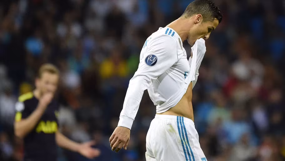Ronaldo tặng 'Quả bóng vàng' tri ân khách hàng ảnh 3