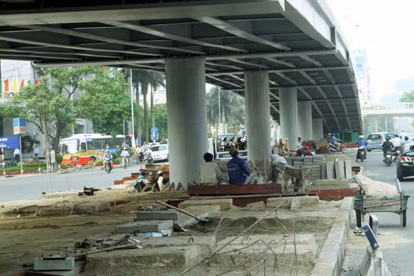 Còn phần gầm cầu và nền đường đang được khẩn trương thi công