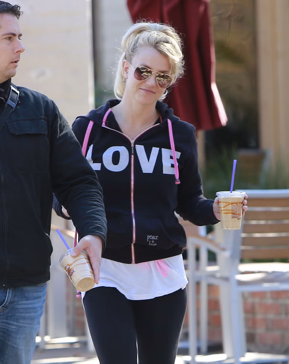 Britney tươi tắn đi uống cafe thư giãn