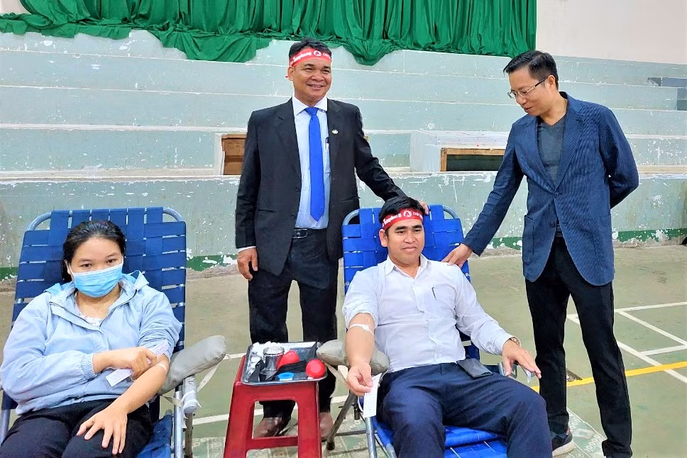 Ban tổ chức thăm hỏi, động viên tình nguyện viên hiến máu