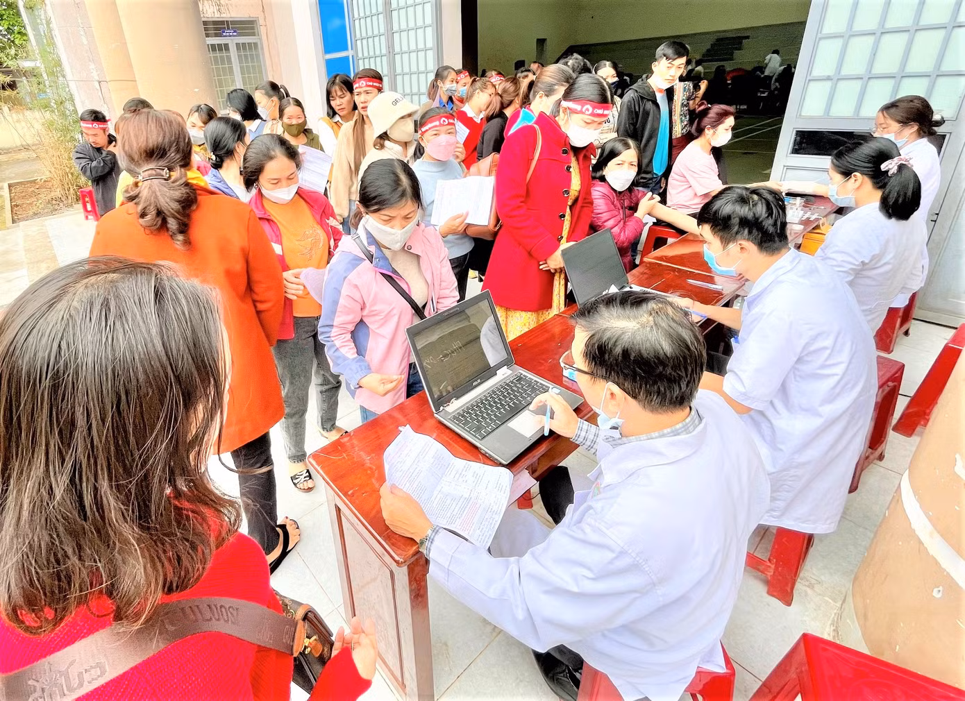 Người dân đăng ký thông tin hiến máu