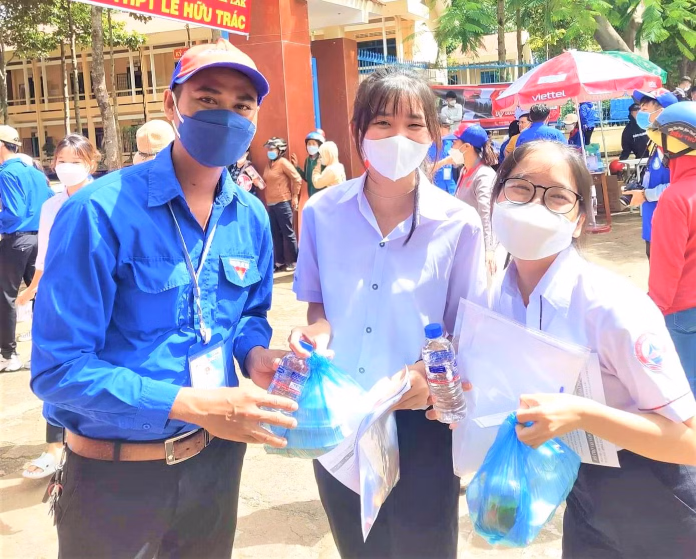 Nhiều thí sinh vui vẻ khi được tặng suất cơm, nước uống