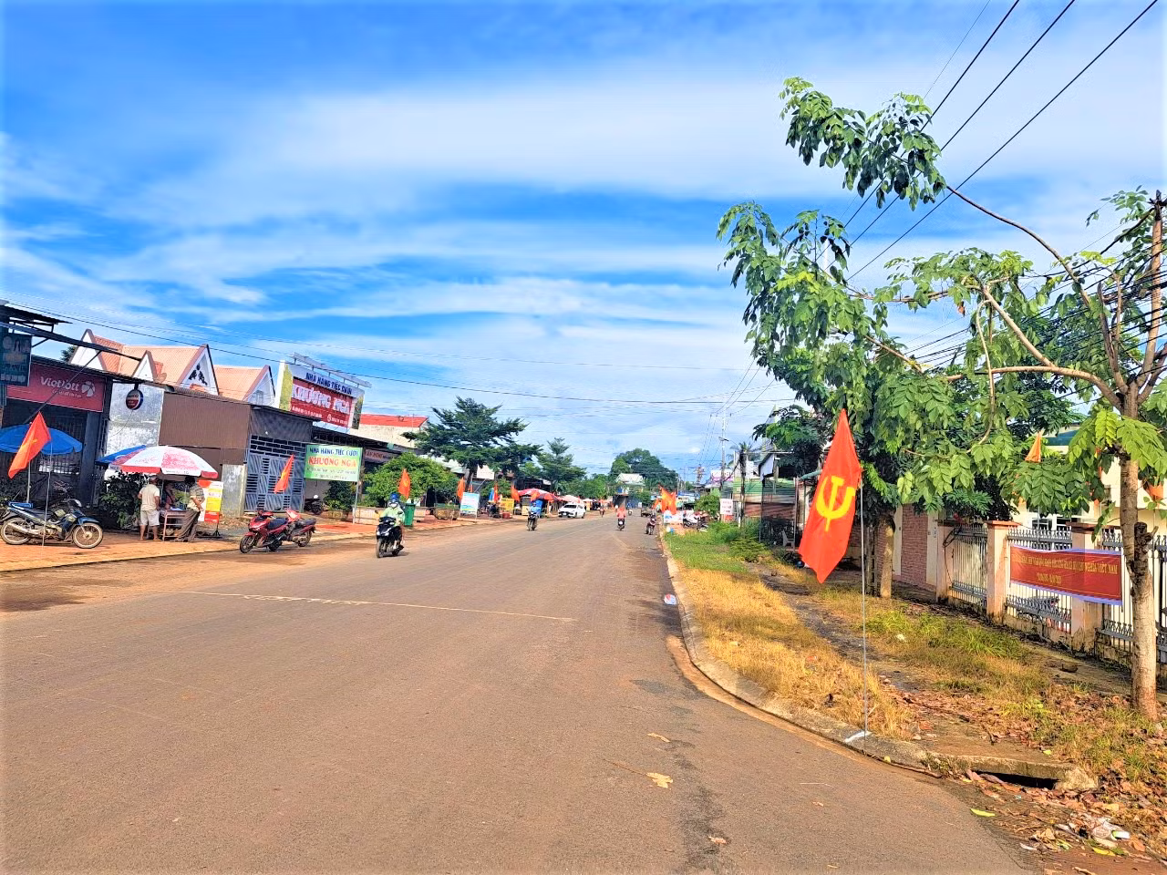 Đường giao thông ở huyện Cư Jút được mở rộng nhờ phong trào dân hiến đất làm đường