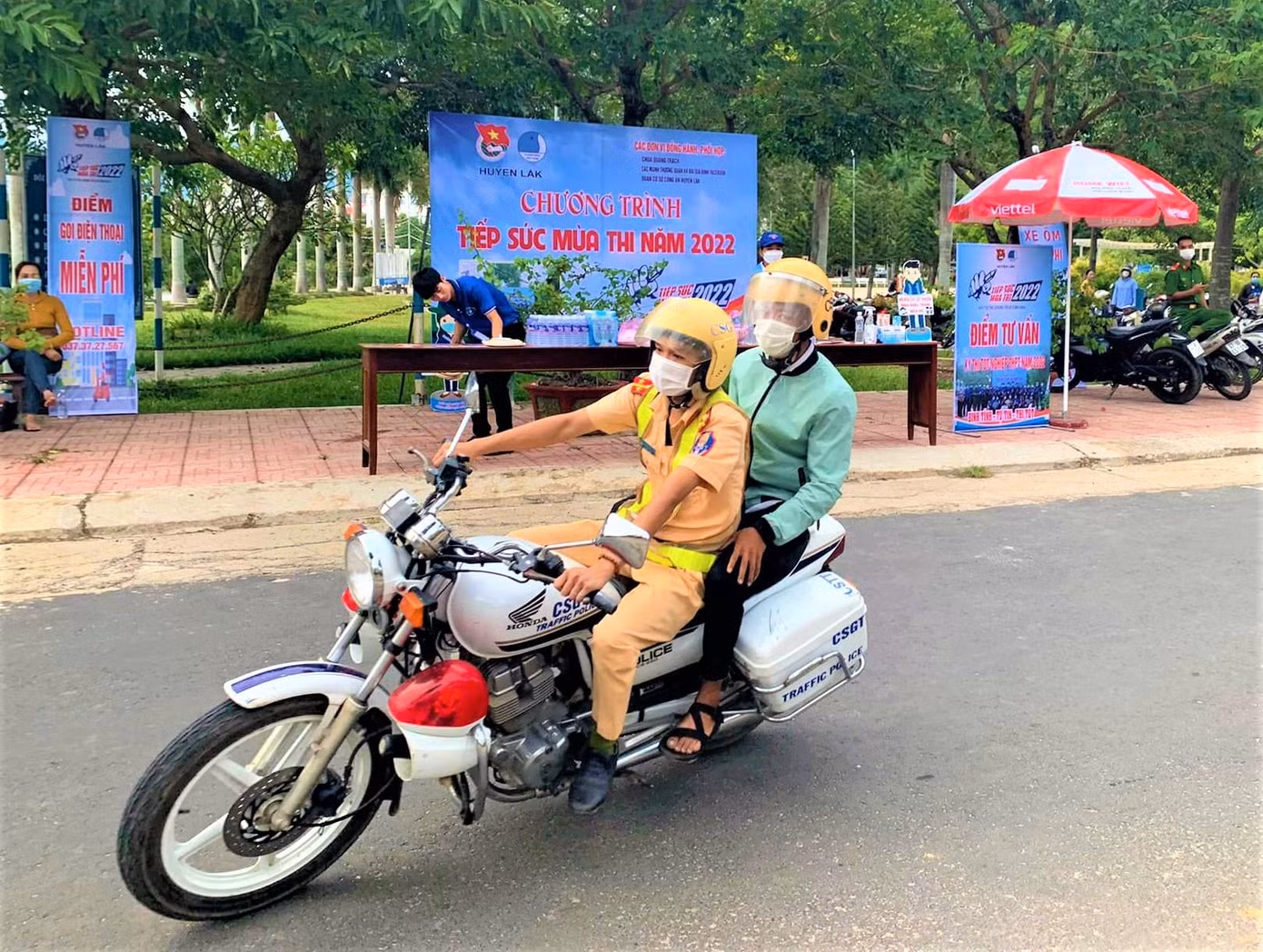 Thí sinh Y Quân được hỗ trợ đưa đến điểm thi