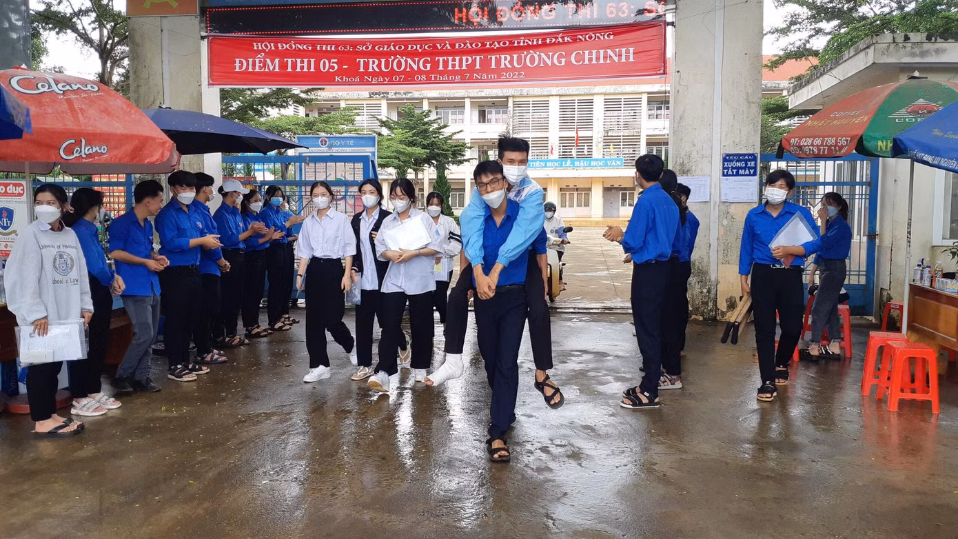 Tình nguyện viên cõng thí sinh bị đau chân