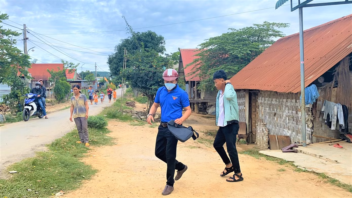 Các thành viên đội hình phản ứng nhanh tiếp sức mùa thi hỗ trợ cho em Y Quân