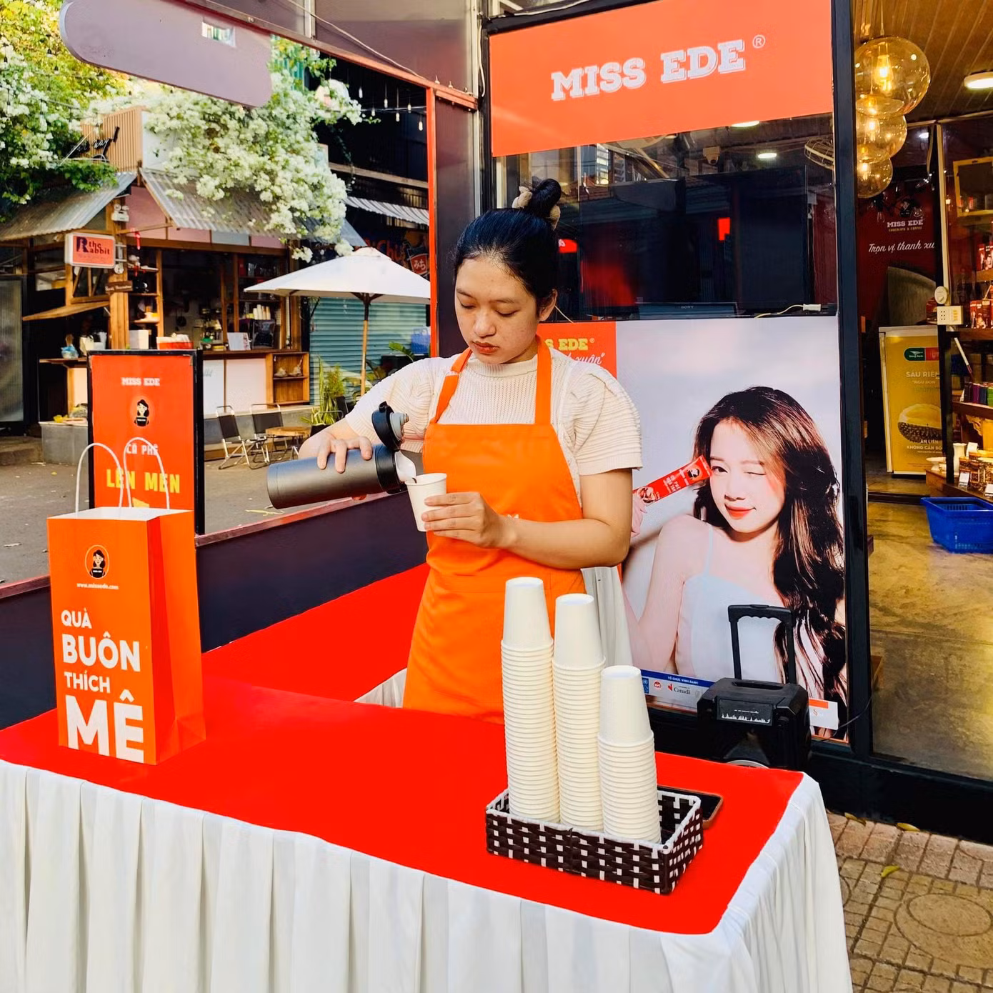 Phục vụ uống socola miễn phí cho các cặp đôi