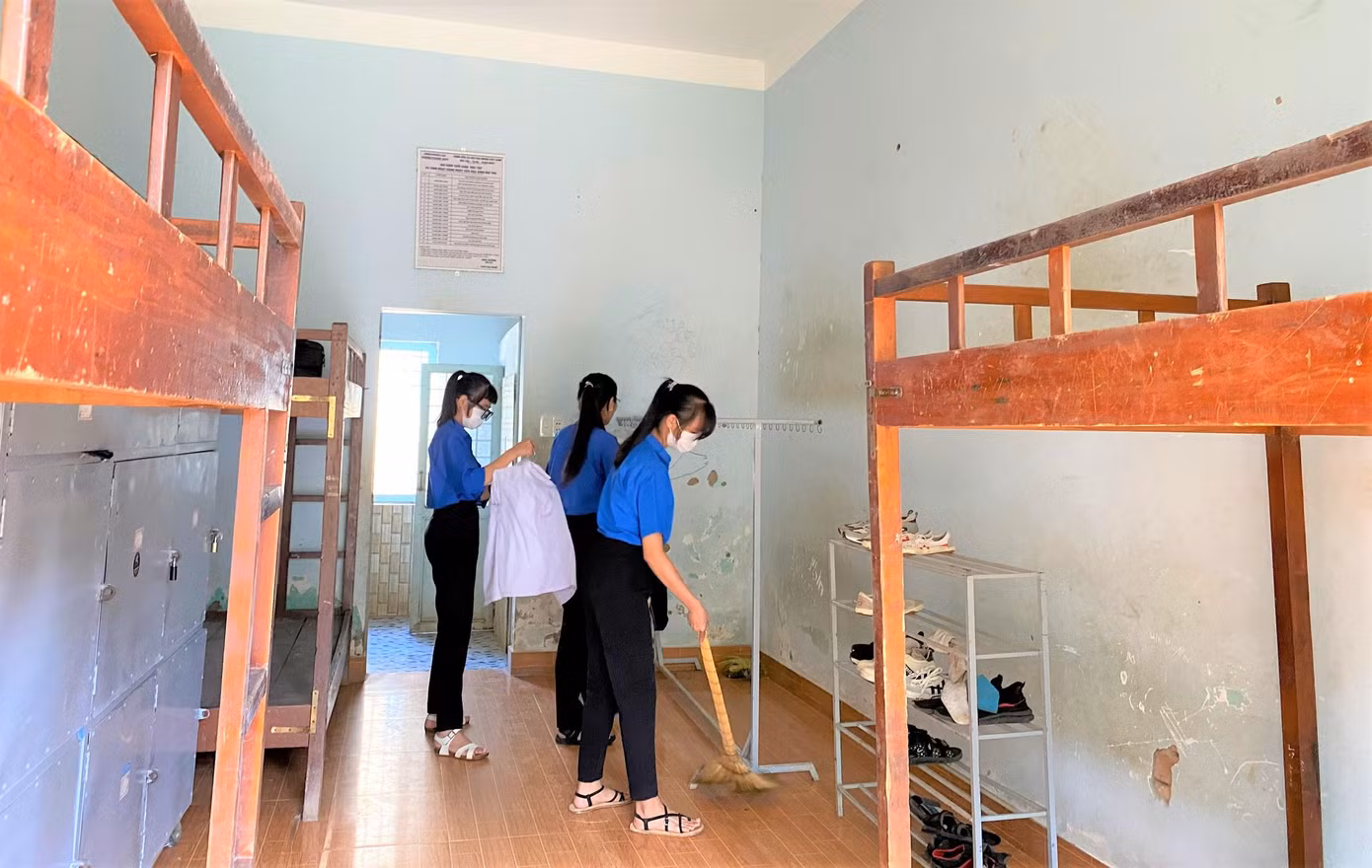 Các tình nguyện viên dọn dẹp nơi ở cho thí sinh ở lại Các tình nguyện viên dọn dẹp nơi ở cho thí sinh ở lại