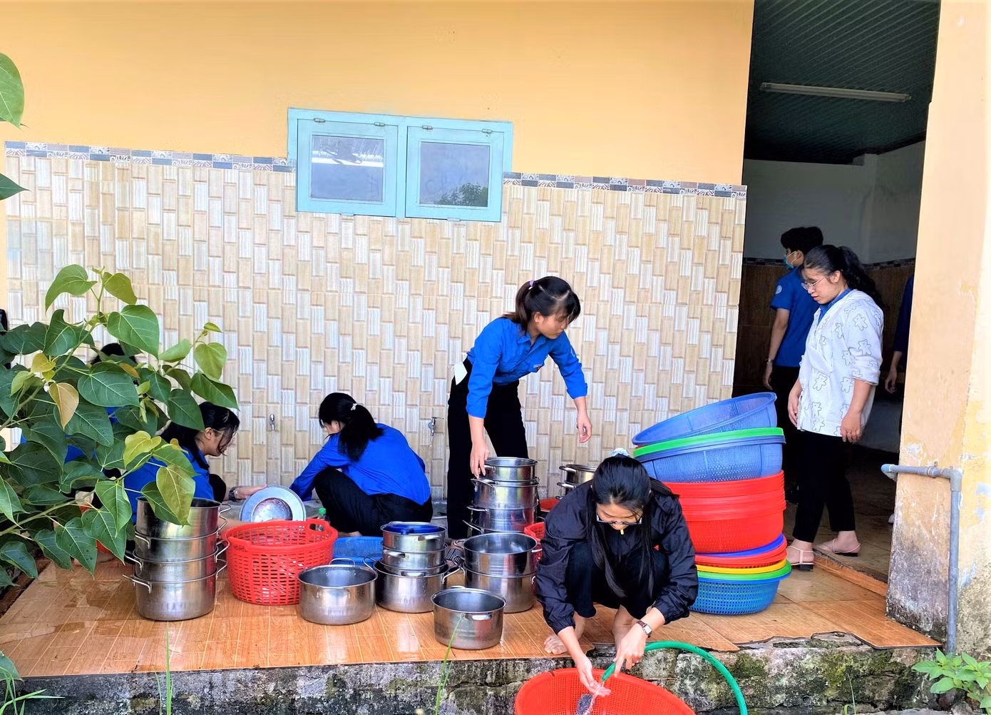 Các tình nguyện viên nhiệt tình hỗ trợ thí sinh vượt vũ môn Các tình nguyện viên nhiệt tình hỗ trợ thí sinh vượt vũ môn