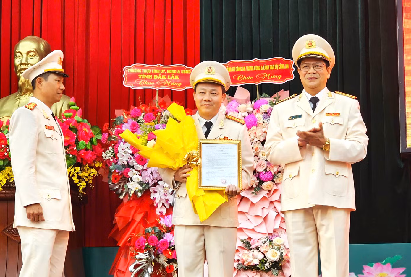 Giám đốc Công an tỉnh Đắk Lắk - Thiếu tướng Lê Vinh Quy (bìa phải) trao quyết định điều động, bổ nhiệm công tác mới cho các cán bộ.