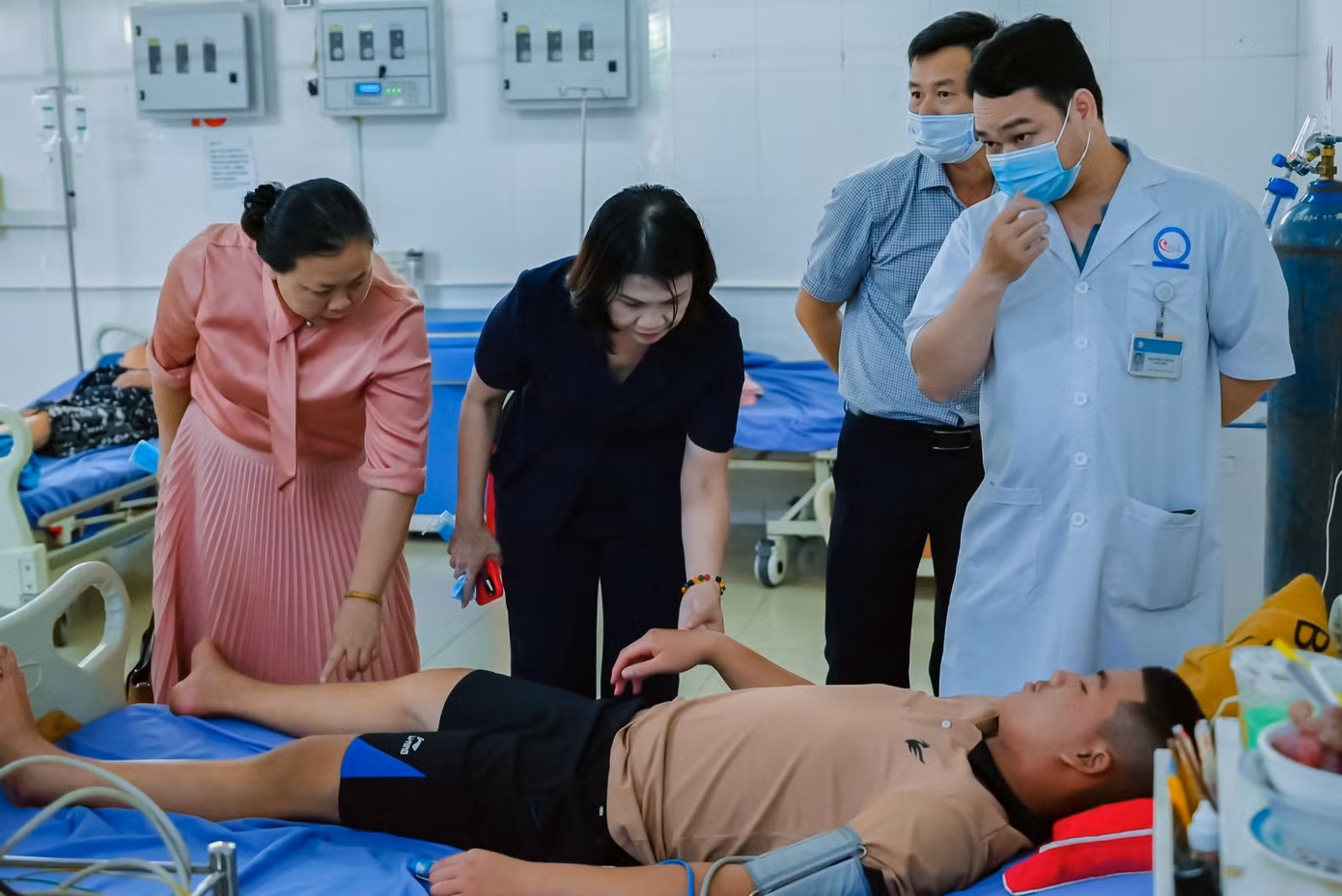 Phó Chủ tịch UBND tỉnh Đắk Nông Tôn Thị Ngọc Hạnh (giữa), thăm bệnh nhân mắc SXH