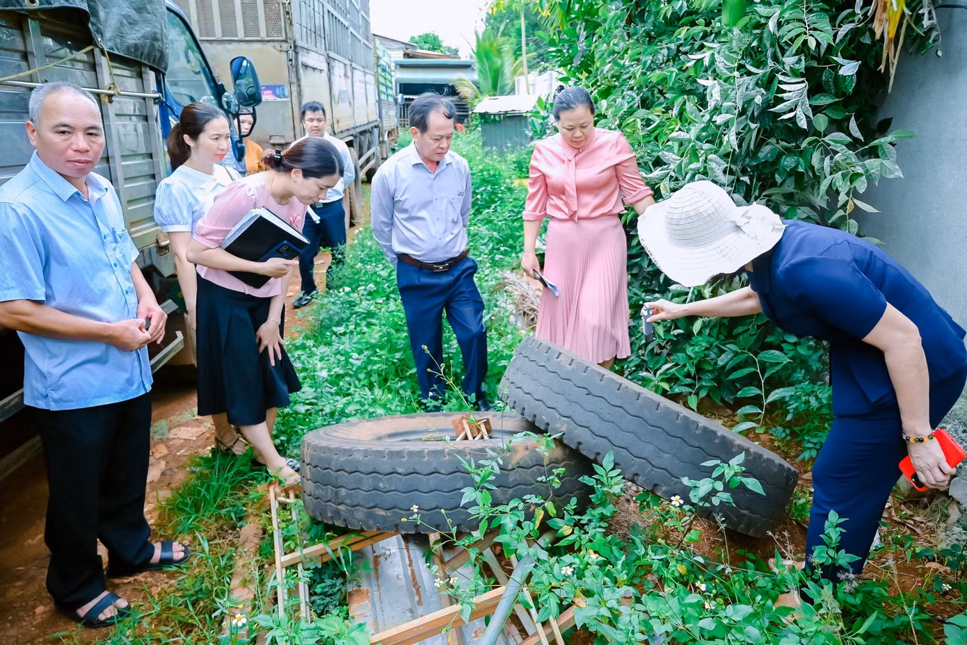 Đoàn công tác đi kiểm tra các khu vực có ổ dịch SXH tại TP Gia Nghĩa