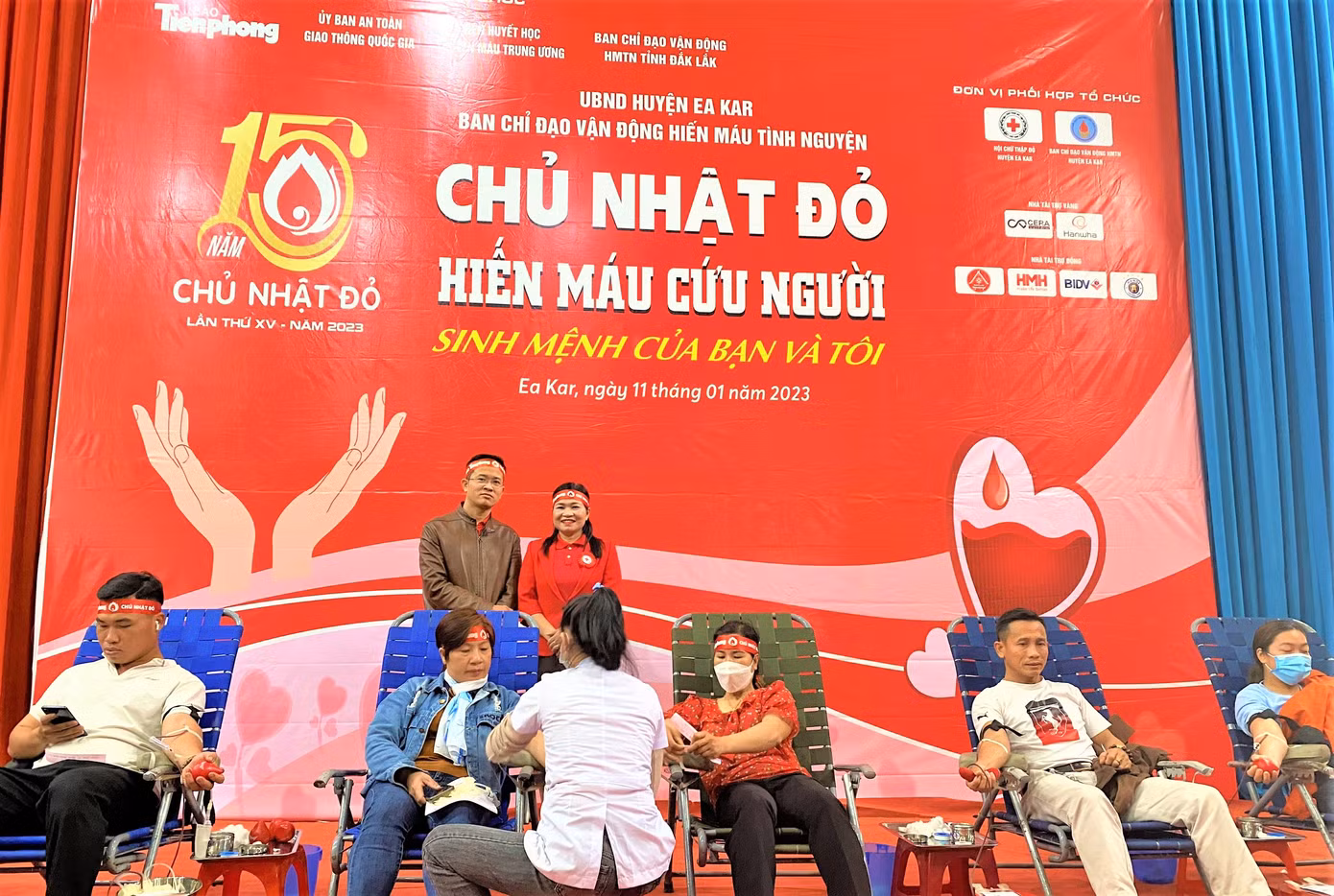 Hiến xong, chị Trần Thị Châu cùng nhà báo Tuấn Nguyễn động viên những người tham gia hiến máu