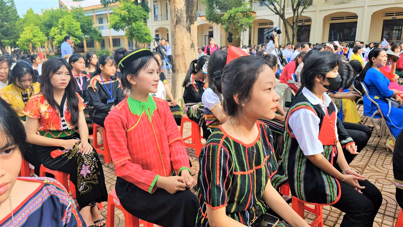 Các nữ sinh dịu dàng trong trang phục truyền thống