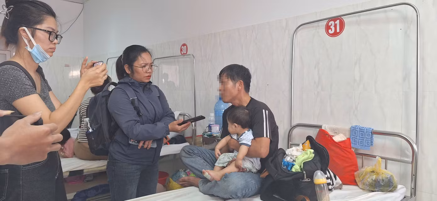 Người đàn ông chia sẻ việc con bị bầm ở má khi gửi ở điểm trông trẻ.