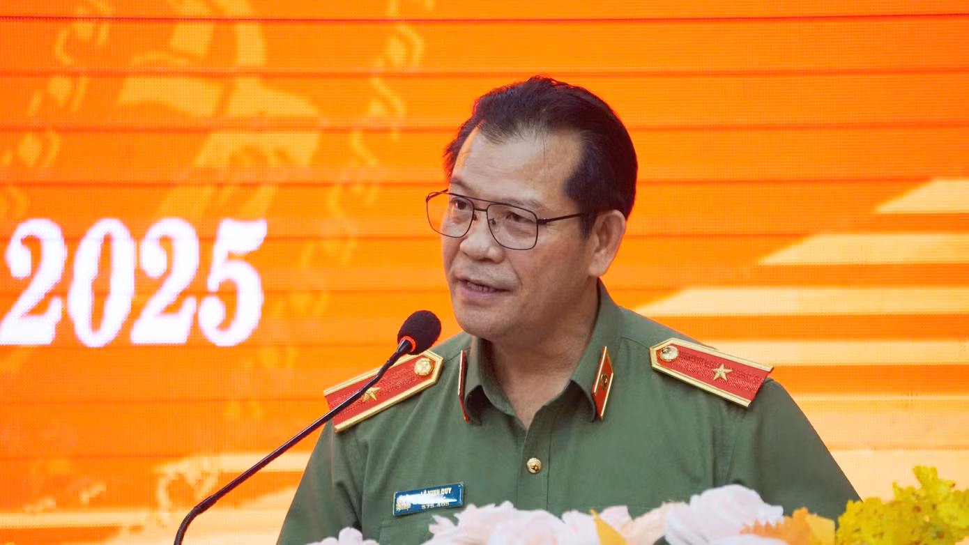 Thiếu tướng Lê Vinh Quy - Giám đốc Công an tỉnh Đắk Lắk, trao đổi tại hội nghị trao quyết định.