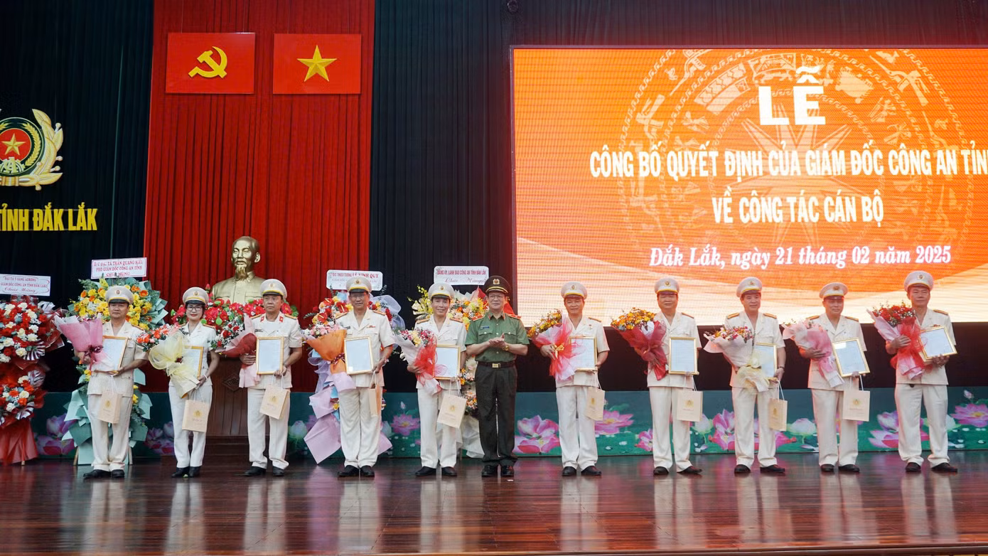 Các cán bộ công an cấp phòng Công an tỉnh Đắk Lắk nghỉ hưu trước tuổi.