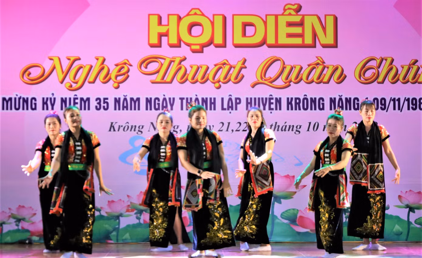 Phụ nữ huyện Krông Năng trong một lần tham gia biểu diễn văn nghệ