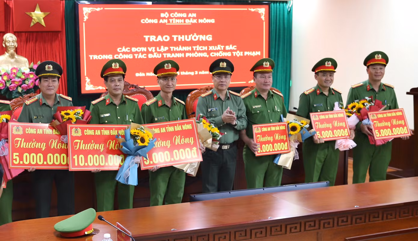 Đại tá Nguyễn Thanh Liêm – Giám đốc Công an tỉnh trao thưởng các đơn vị tham gia phá án