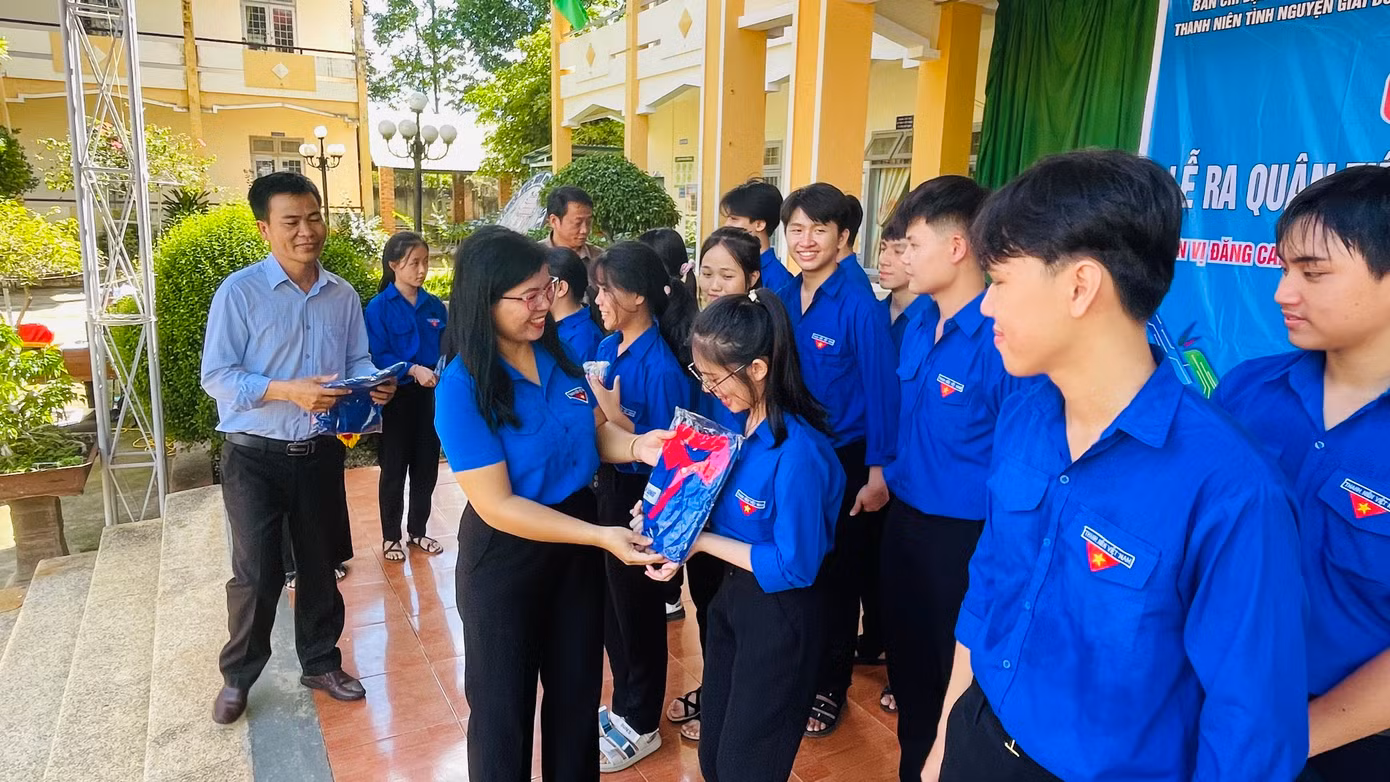 Chị H’ Hồng - Phó Bí thư Tỉnh Đoàn, Chủ tịch Hội đồng Đội tỉnh Đắk Nông, tặng áo cho tình nguyện viên