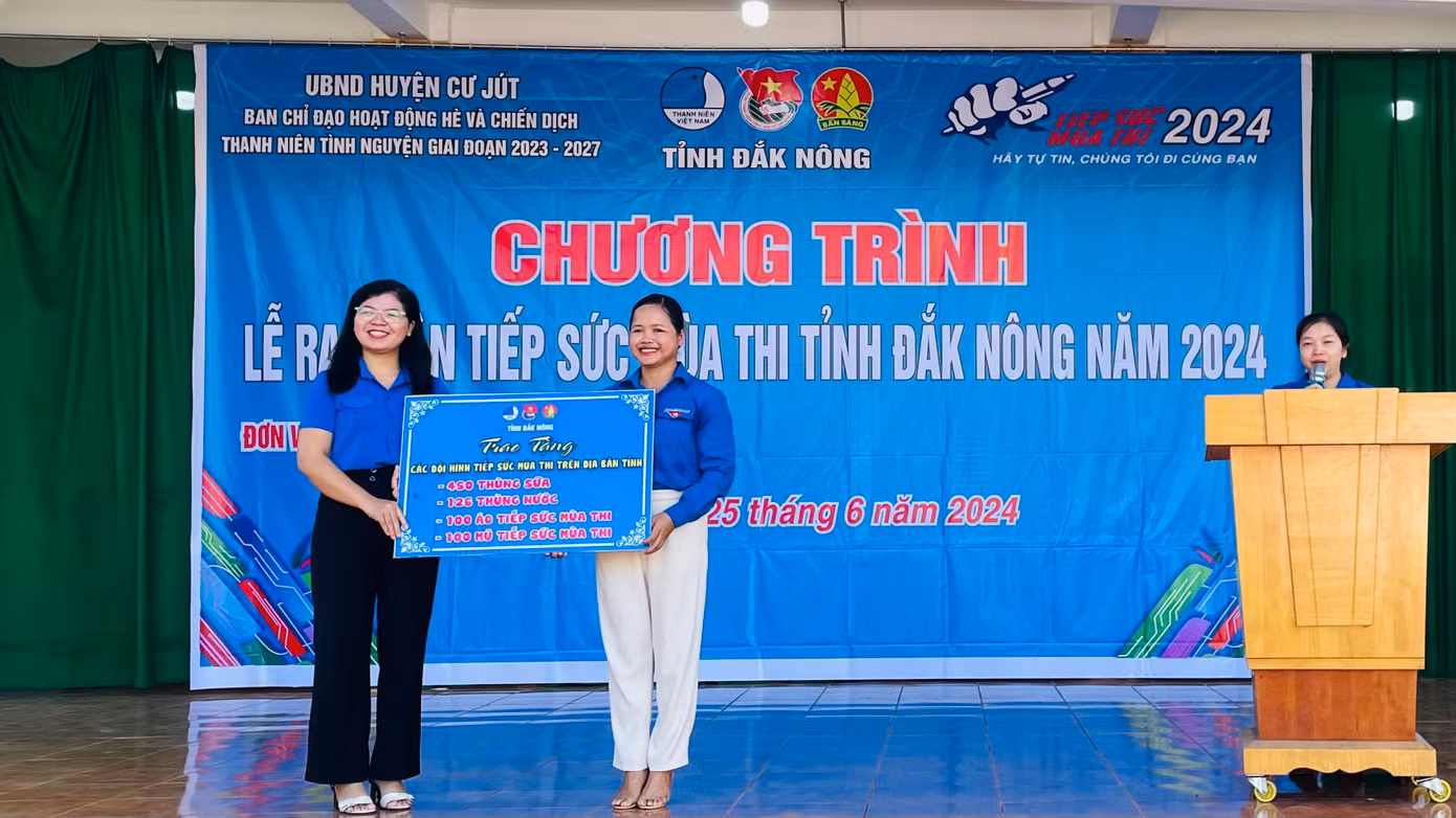 Tỉnh Đoàn Đắk Nông trao bảng tượng trưng các nguồn lực cho hoạt động tiếp sức mùa thi