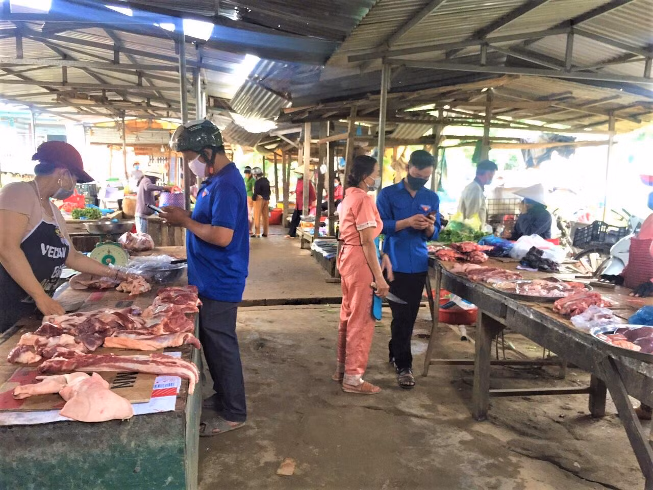 Đoàn viên, thanh niên vào khu vực chợ tuyên truyền cho các tiểu thương