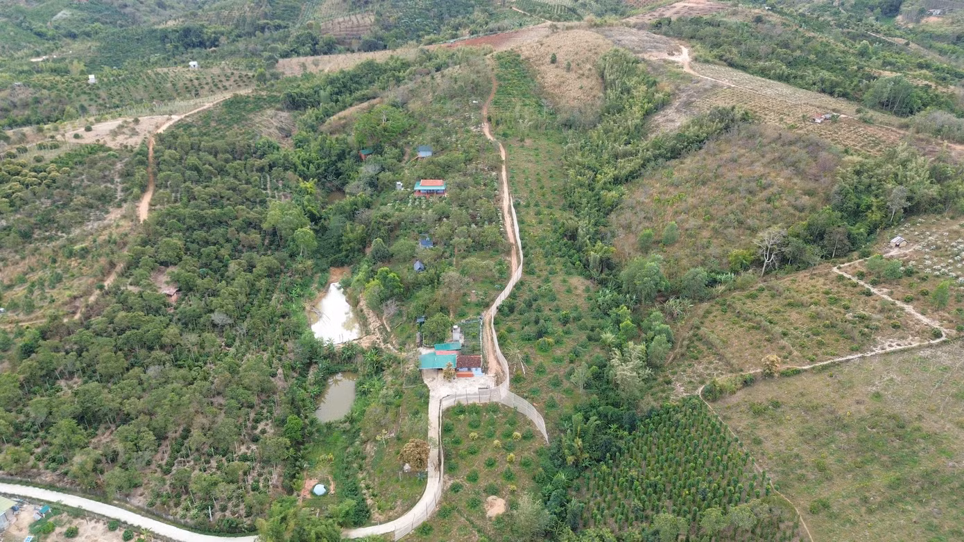 Toàn cảnh khu tu tập "đắc đạo thành tiên". Toàn cảnh khu tu tập "đắc đạo thành tiên".