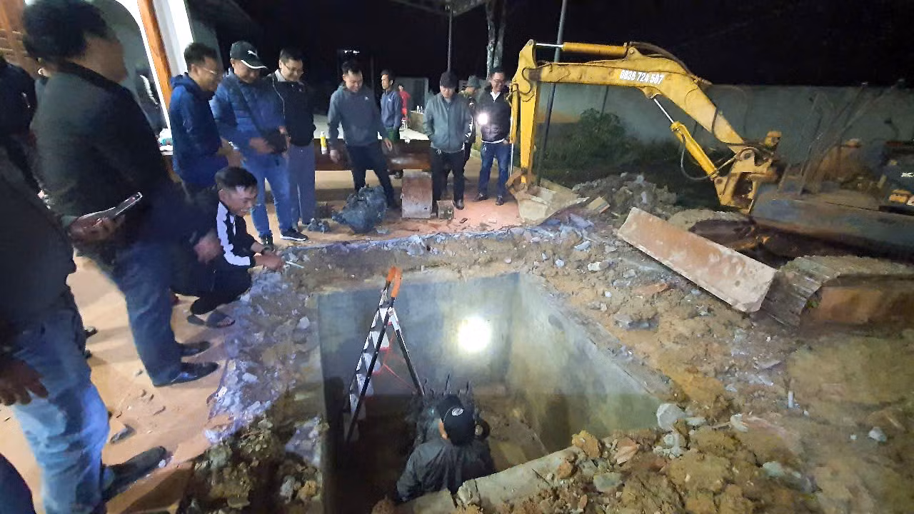 Tuấn chôn các vật phẩm dưới đất nhưng huyễn hoặc do "sư phụ" dùng phép di chuyển đến. Tuấn chôn các vật phẩm dưới đất nhưng huyễn hoặc do "sư phụ" dùng phép di chuyển đến.