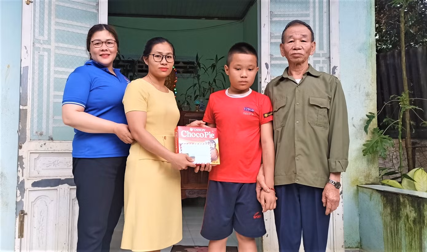 Chị Trang (thứ 2 từ trái qua) Hội LHPN nhận sự uỷ quyền của Hội LHPN tỉnh Đắk Nông tặng quà Trung thu cho cháu Nguyễn Thái Hiếu