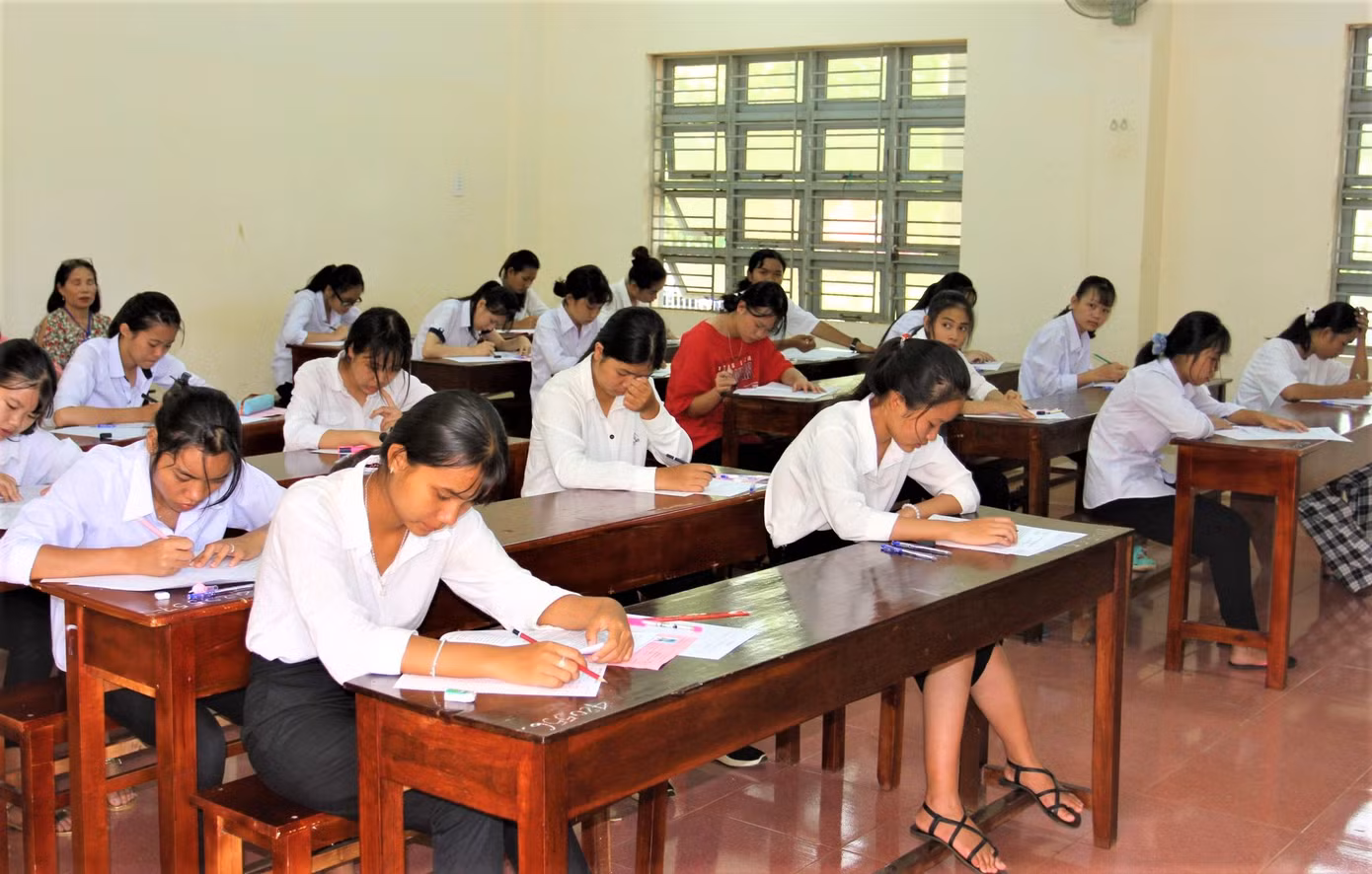 Các thí sinh thi tuyển vào lớp 10 tại trường chuyên biệt trên địa bàn tỉnh Đắk Lắk