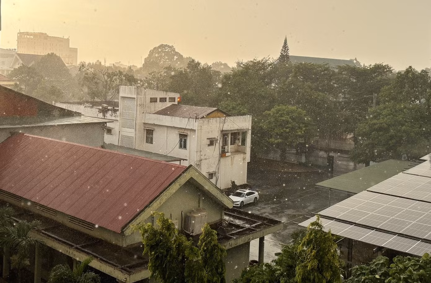 Mưa lớn xuất hiện đầu mùa hay kèm theo hiện tượng giông, lốc, sét nguy hiểm.