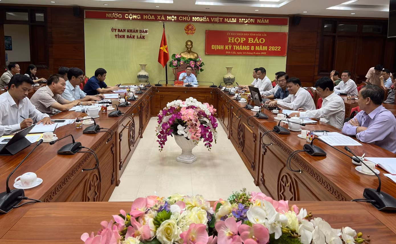 Ông Nguyễn Tuấn Hà - Phó Chủ tịch thường trực UBND tỉnh Đắk Lắk, chủ trì cuộc họp báo